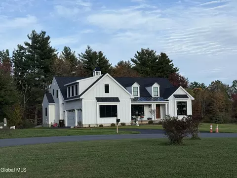 37 Capricorn Ln, Delmar, NY 12054