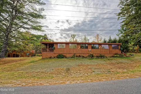 111 Algonquin Dr, Wells, NY 12190