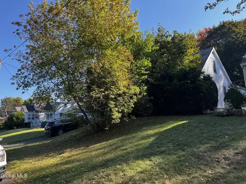 872 8th Ave, Troy, NY 12182