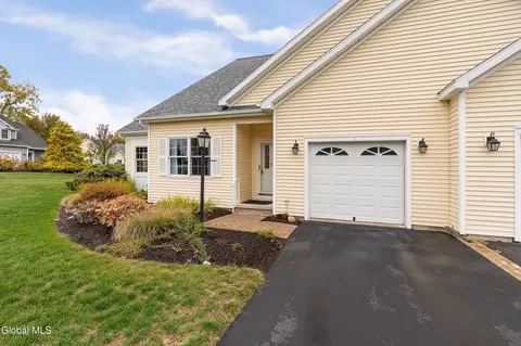 1 Robins Nest, Schenectady, NY 12309