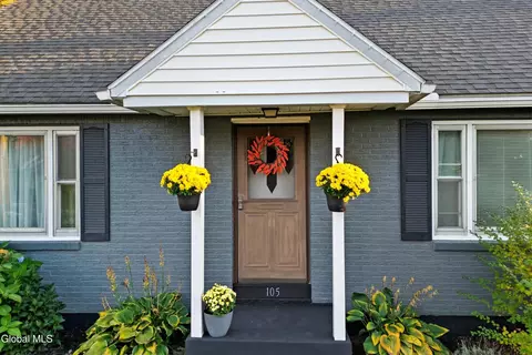 105 Lake Dr, Schenectady, NY 12306
