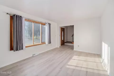 217 Shereen Ct, Schenectady, NY 12304 photo 9