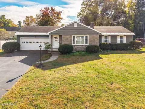 42 Jennifer Rd, Glenville, NY 12302