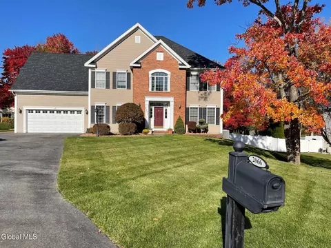 2066 Orchard Park Dr, Niskayuna, NY 12309