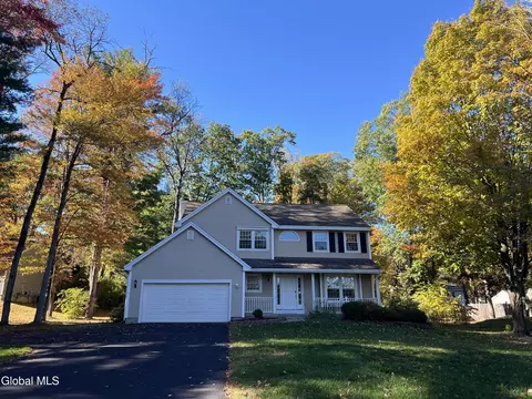 841 Red Oak Dr, Niskayuna, NY 12309