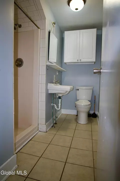 Bath - 44 Greenfield Ln, Hampton, NY 12837 photo 1 of 1
