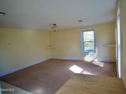 Living - 44 Greenfield Ln, Hampton, NY 12837 photo 3 of 3