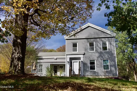 Exterior - 44 Greenfield Ln, Hampton, NY 12837 photo 2 of 7