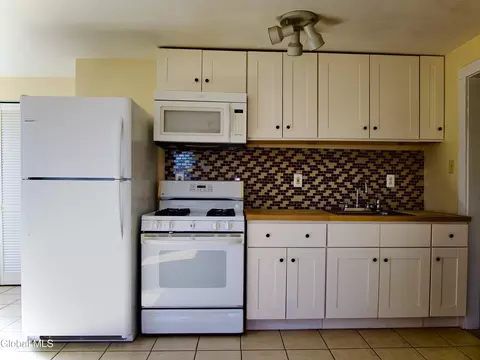 Kitchen - 44 Greenfield Ln, Hampton, NY 12837 photo 1 of 1