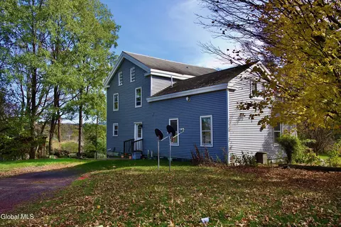 Exterior - 44 Greenfield Ln, Hampton, NY 12837 photo 5 of 7