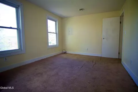 Bedroom - 44 Greenfield Ln, Hampton, NY 12837 photo 2 of 3