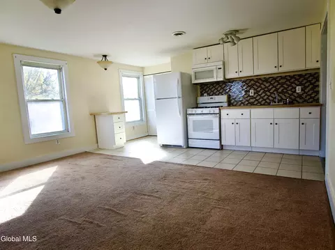 Living - 44 Greenfield Ln, Hampton, NY 12837 photo 2 of 3