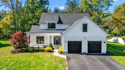 691 St Marks Ln, Niskayuna, NY 12309