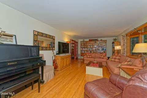 2525 Antonia Dr, Schenectady, NY 12309 photo 7