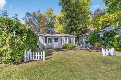 Exterior - 163 Chiswell Rd, Schenectady, NY 12304 photo 5 of 8