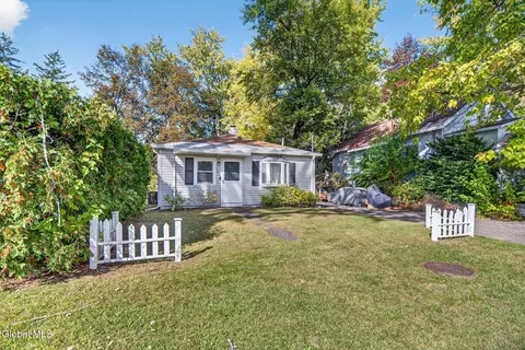 Exterior - 163 Chiswell Rd, Schenectady, NY 12304 photo 6 of 8