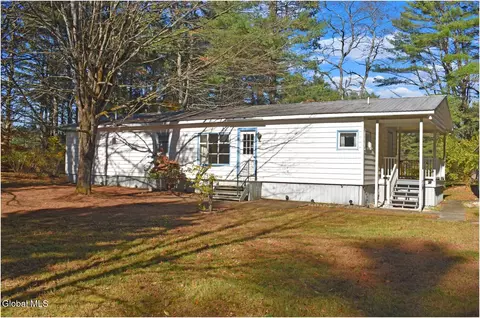 60 Dixon Rd, Chestertown, NY 12817