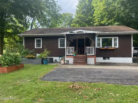 307 Pearl St, Crown Point, NY 12928