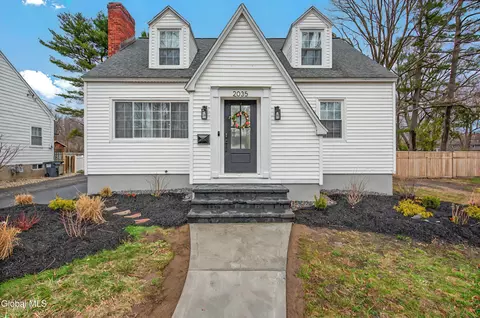 2035 Coolidge Pl, Niskayuna, NY 12309