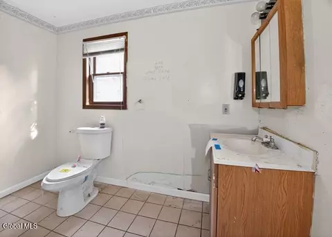 Bath - 1087 Davis Ter, Schenectady, NY 12303 photo 4 of 4