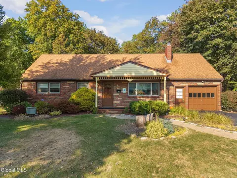 18 Friar Tuck Rd, Albany, NY 12203