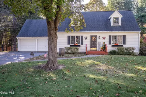 4 Bellwood Ln, Castleton On Hudson, NY 12033