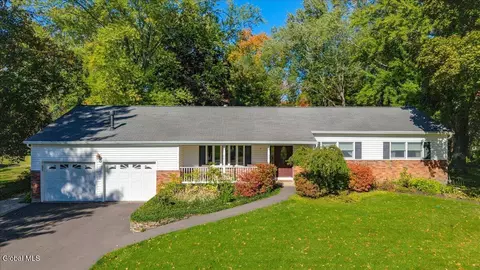 26 Valdepenas Ln, Clifton Park, NY 12065