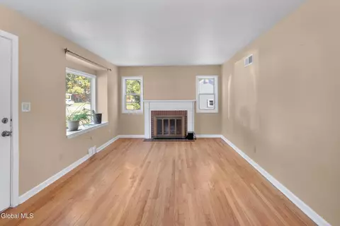 140 Willow Ln, Glenville, NY 12302 photo 8