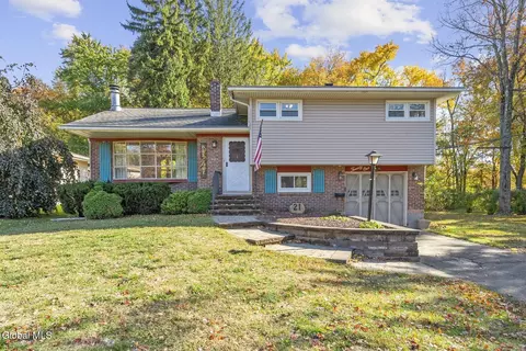 21 Nicholas Dr, Colonie, NY 12205