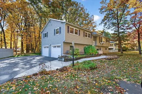 32 Tamarack Ln, Clifton Park, NY 12065