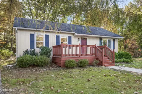 40 Pheasant Ct, Saratoga Springs, NY 12866