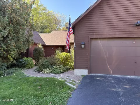 4962 Tall Oaks Dr, Manlius, NY 13104