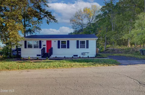 3 Seaman Ave, Castleton On Hudson, NY 12033