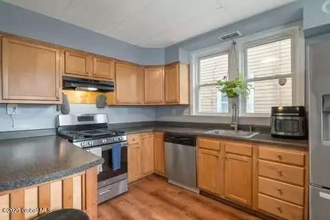 Kitchen - 1039 Parkwood Blvd, Schenectady, NY 12308 photo 2 of 4