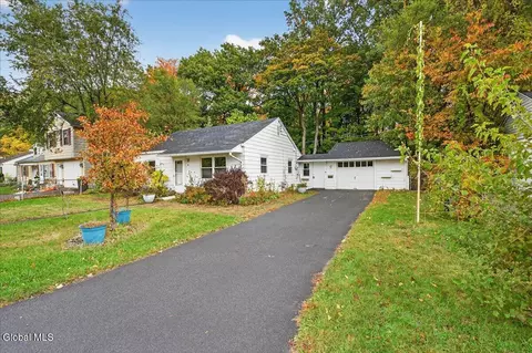 9 Vics Ct, Albany, NY 12205