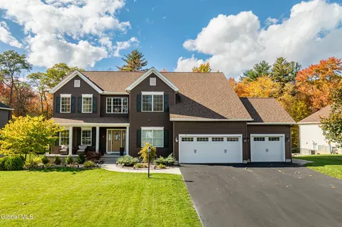 77 Tamarack Ln, Schenectady, NY 12309
