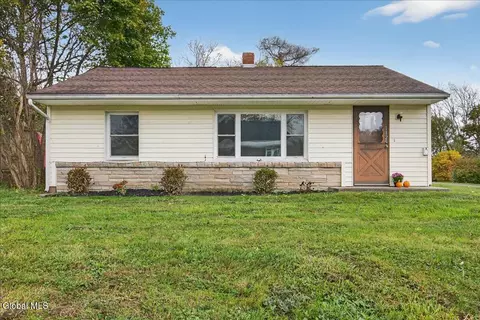 112 Lord North Dr, Esperance, NY 12066