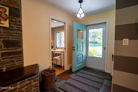 Entry Way - 41 Thorndale Rd, Slingerlands, NY 12159 photo 2 of 6