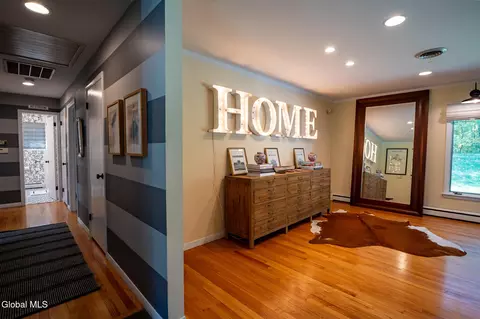 Entry Way - 41 Thorndale Rd, Slingerlands, NY 12159 photo 3 of 6