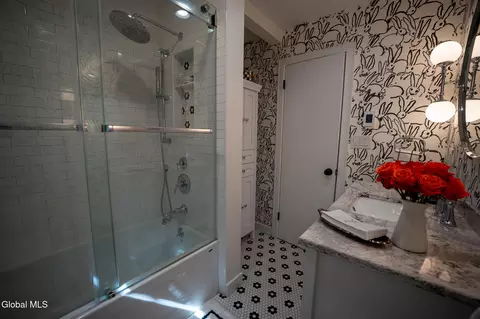 Bath - 41 Thorndale Rd, Slingerlands, NY 12159 photo 3 of 5