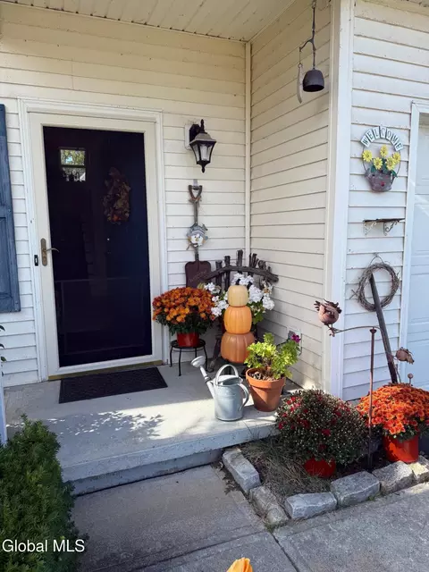38 Diane Ct, Cohoes, NY 12047