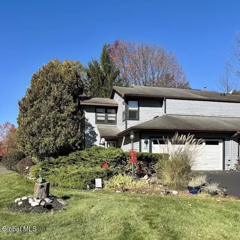 102 Meadowbrook Dr, Slingerlands, NY 12159