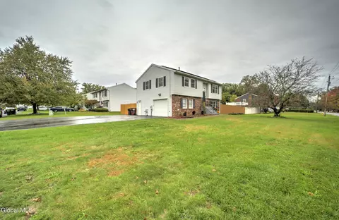 1 Laurel Ln, Schenectady, NY 12304
