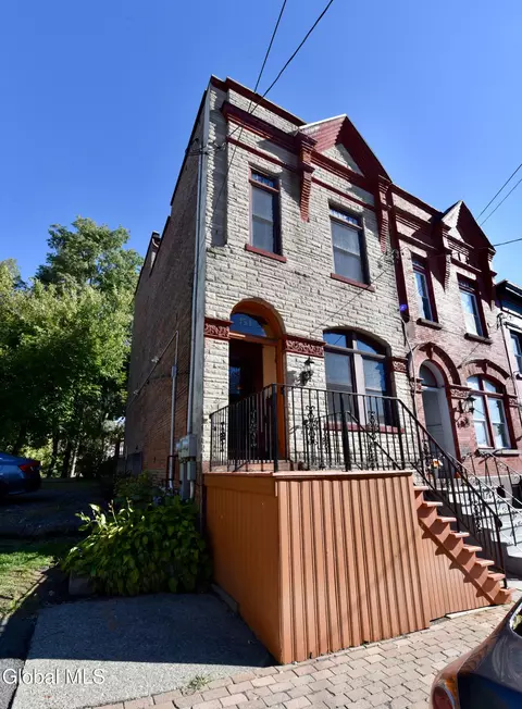 51 12 First St, Albany, NY 12210