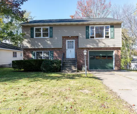 141 Clement Ave, Schenectady, NY 12304