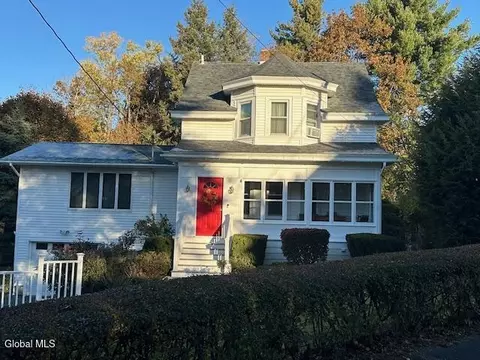 26 Woodlawn Ct, Troy, NY 12180