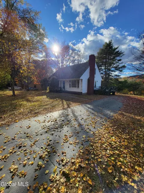 423 Lake Ave, Lake Luzerne, NY 12846