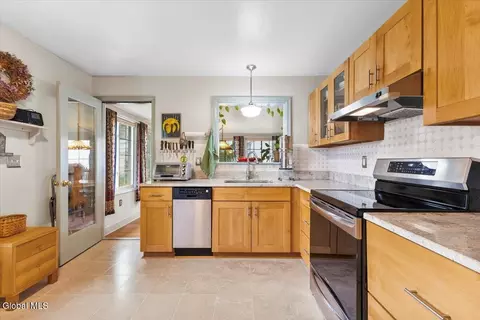 2023 Mcclellan St, Schenectady, NY 12309 photo 4