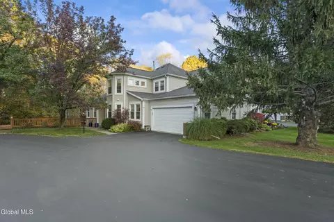 97 Killarney Dr, Schenectady, NY 12309