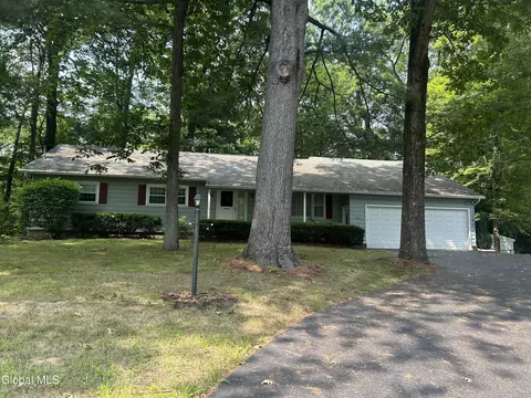 11 Wheeler Dr, Clifton Park, NY 12065